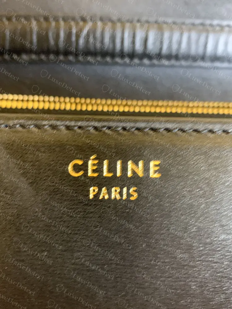 Carimbo a quente original da era Philo: CÉLINE com o acento sobre o primeiro E e um PARIS largo e arejado embaixo.