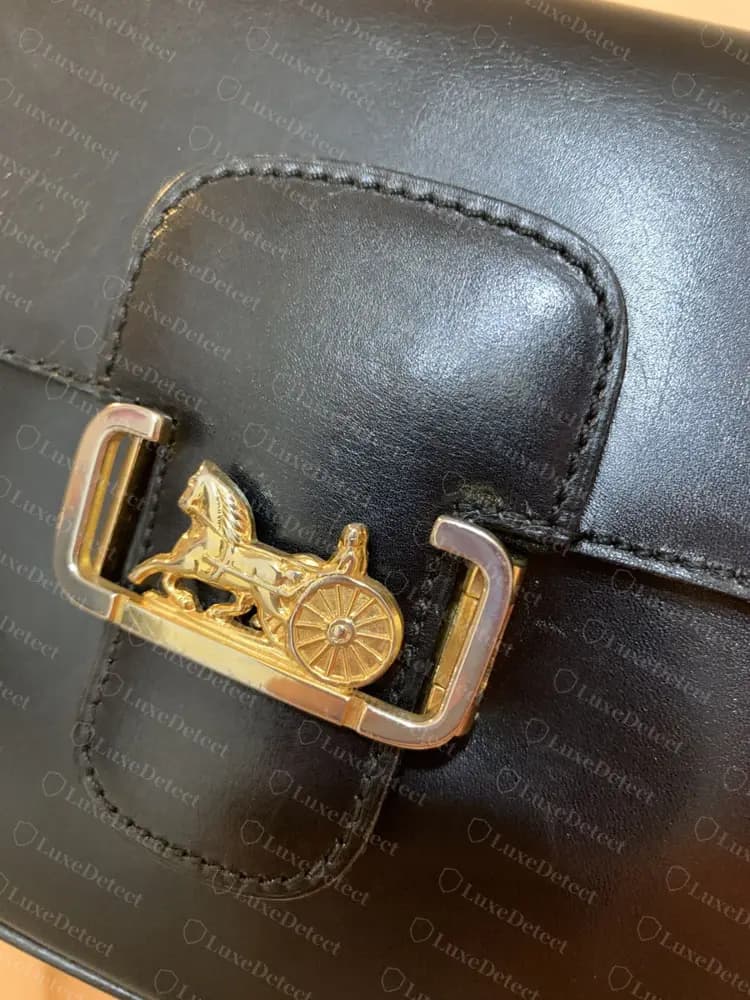 Bolsa de aba Céline vintage original com o fecho cavalo-e-carruagem. Os anúncios costumam chamá-las de "box bags", mas elas são anteriores à Classic Box e trazem marcações mais antigas.