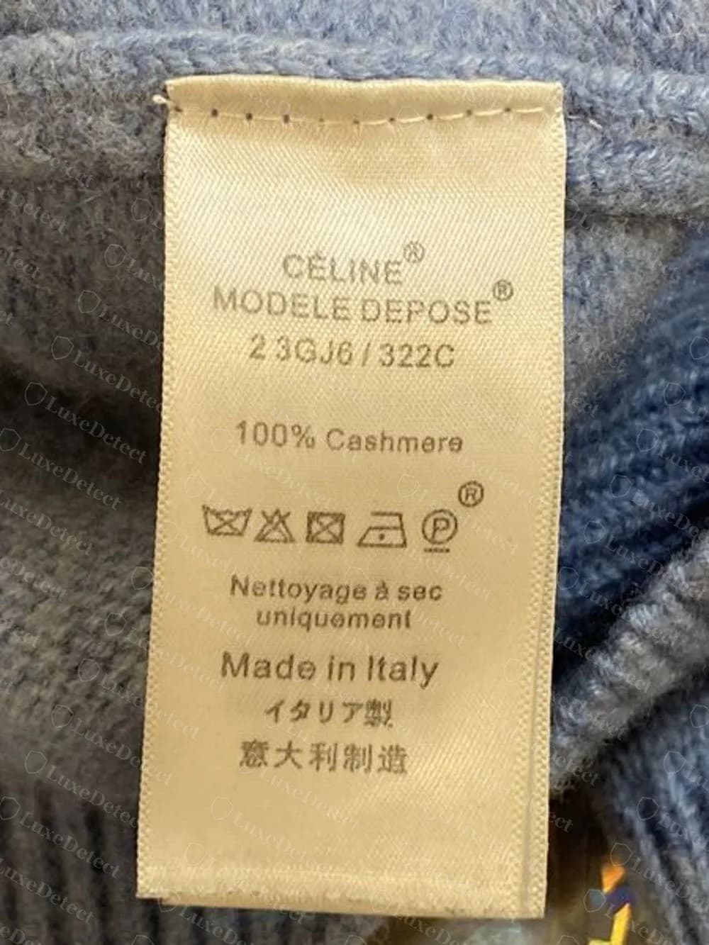 Suéter Celine falsificado: la etiqueta de cuidado de la misma prenda dice CÉLINE ® MODELE DEPOSE ®, 100% Cashmere y Made in Italy, la disposición antigua de la época de Phoebe