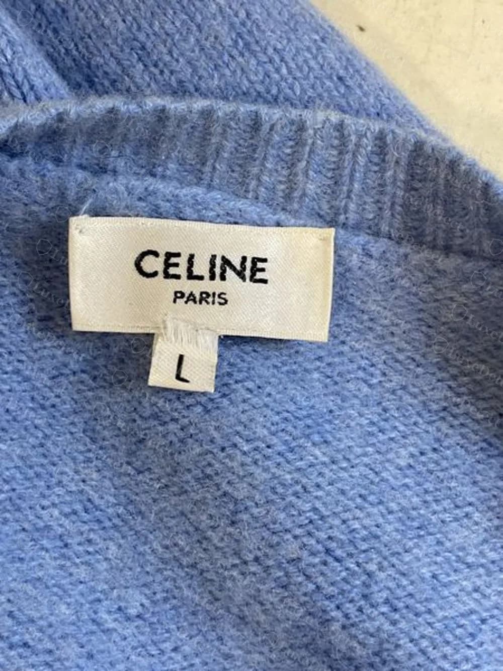 Suéter Celine falsificado: etiqueta de cuello tejida moderna CELINE PARIS con una etiqueta de talla, sin acento