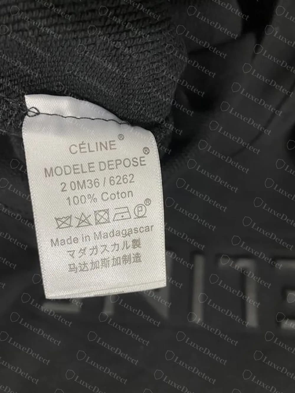 Etiqueta de cuidado de una sudadera Celine falsificada, mostrada girada: CÉLINE ® MODELE DEPOSE ®, una línea numerada, 100% Coton y Made in Madagascar