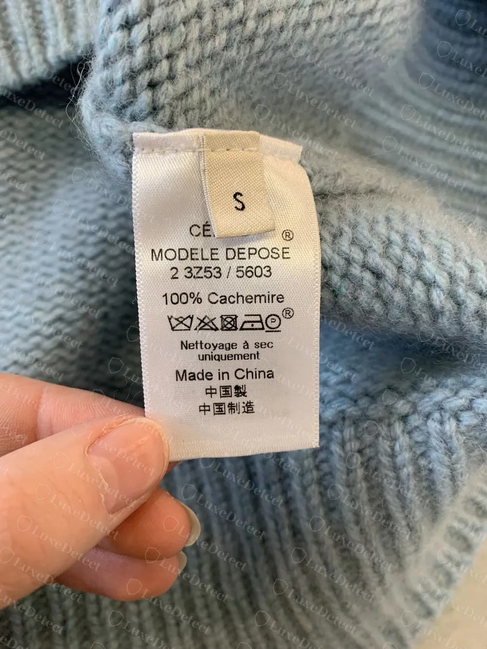 Etiqueta de cuidados original da era Phoebe, do mesmo tricô: CÉLINE ® MODELE DEPOSE ®, uma linha numerada, 100% Cachemire, símbolos de cuidados e Made in China em três idiomas