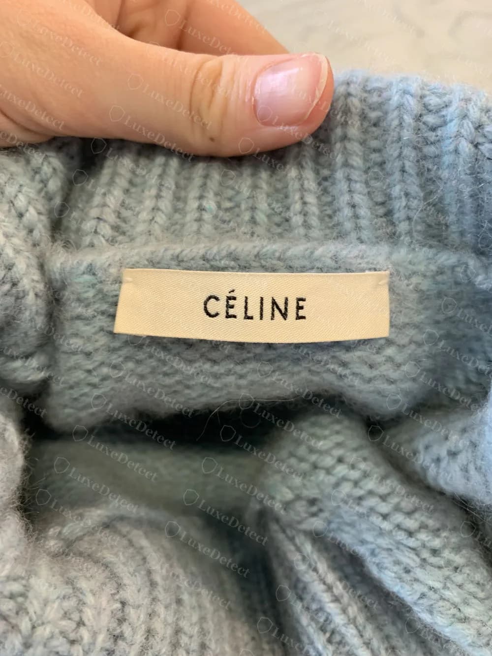 Tricô Celine original da era Phoebe: etiqueta de pescoço lisa, creme, com CÉLINE acentuado e sem a linha PARIS