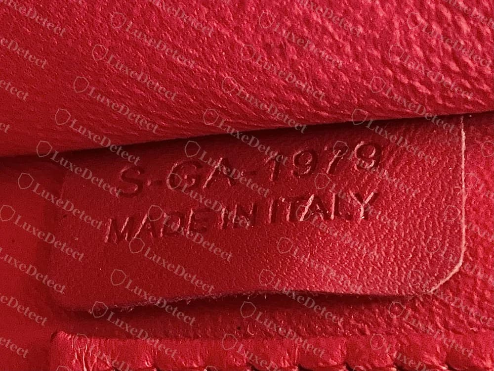 Un Celine Nano Luggage falsificado con el código S-GA-1979 estampado en una etiqueta de piel roja sobre MADE IN ITALY
