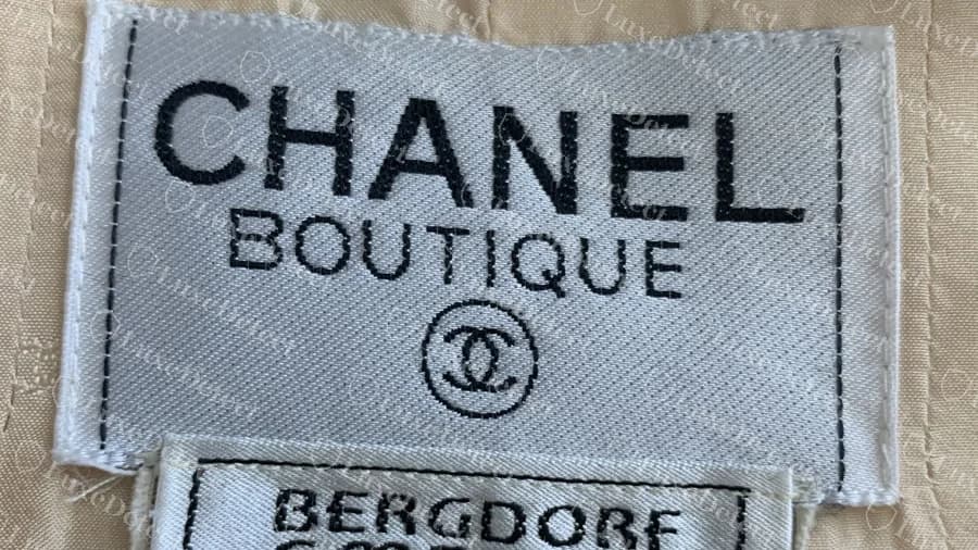 Etiqueta tejida Chanel Boutique vintage original, blanca con letras negras y una CC dentro de un aro