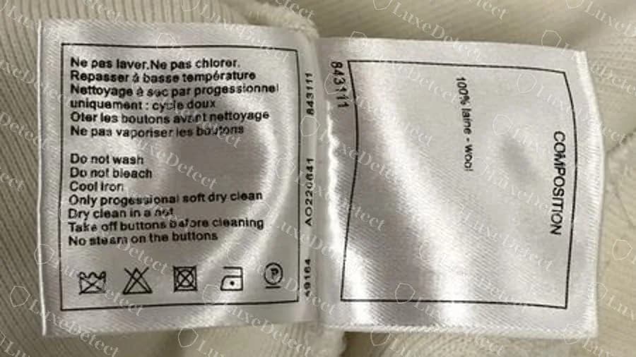 Étiquette d’entretien et étiquette de composition Chanel authentiques côte à côte, texte en français et en anglais avec pictogrammes et un numéro vertical le long du bord
