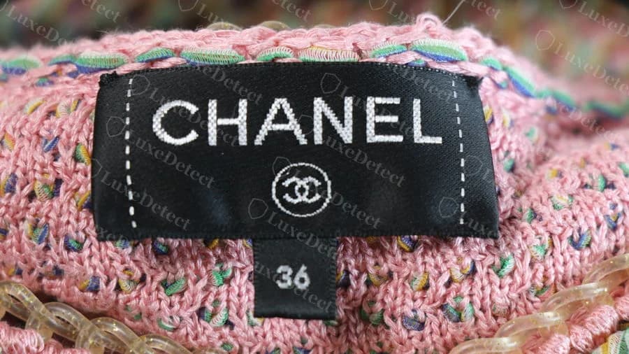 Ropa Chanel: cómo son las etiquetas originales y qué delata a un falso (2026)