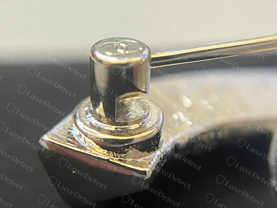 Genuine Chanel brooch safety catch, a cylindrical rotating catch engraved with a CC on top, the pin resting in its slot