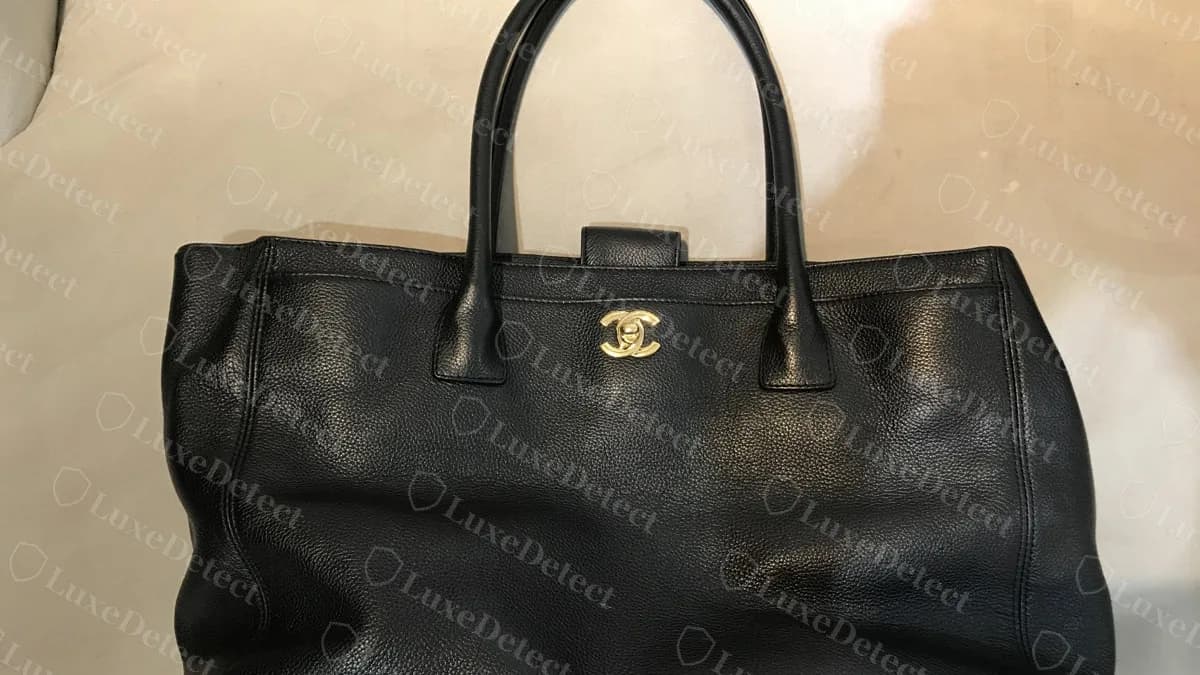 Chanel Executive Tote original negro: piel con grano sin acolchar, dos asas enrolladas y un cierre giratorio CC dorado en la lengüeta delantera