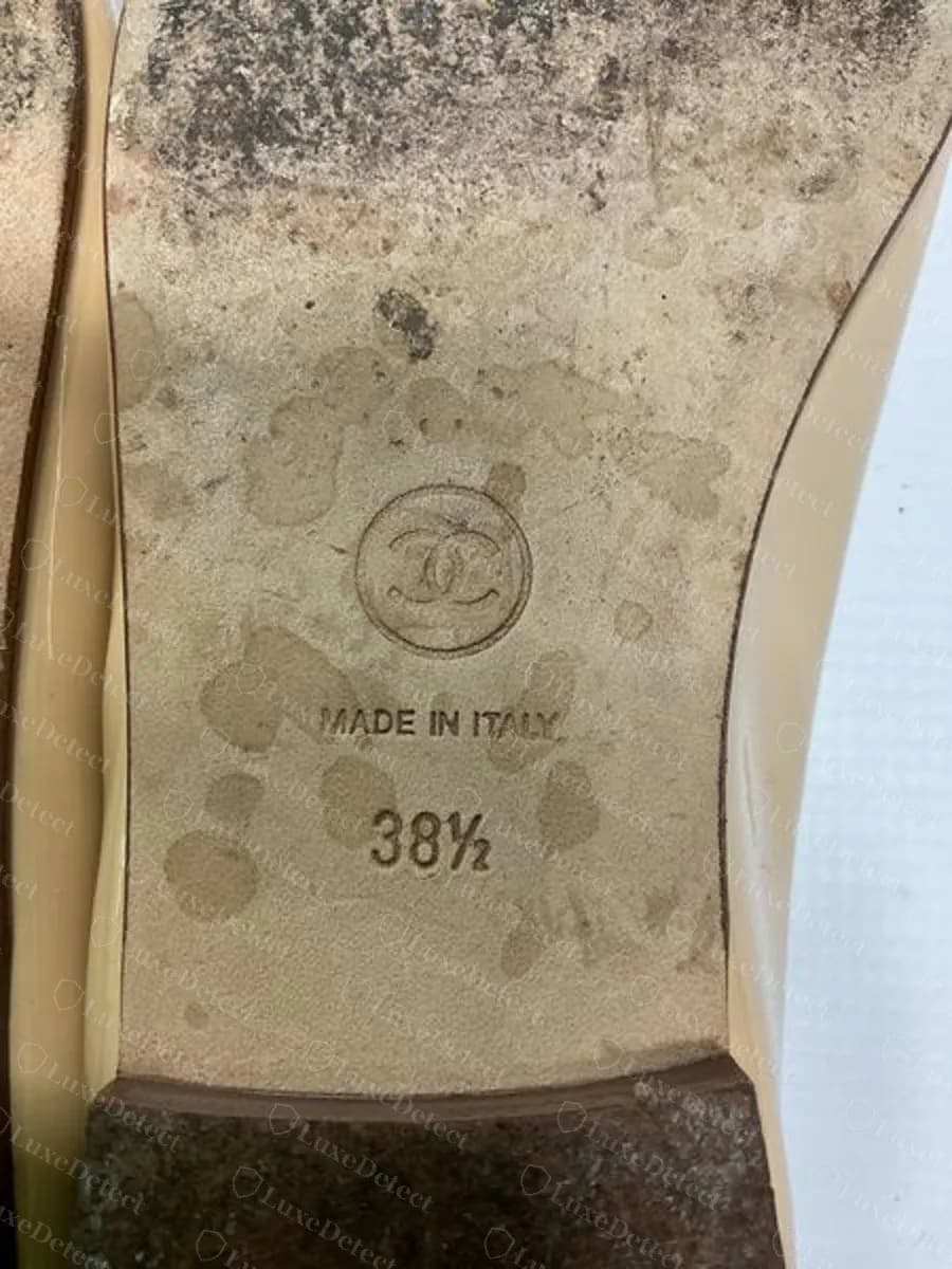 Suela de piel de una bailarina Chanel original con el círculo con el CC, MADE IN ITALY y la talla 38½ estampados