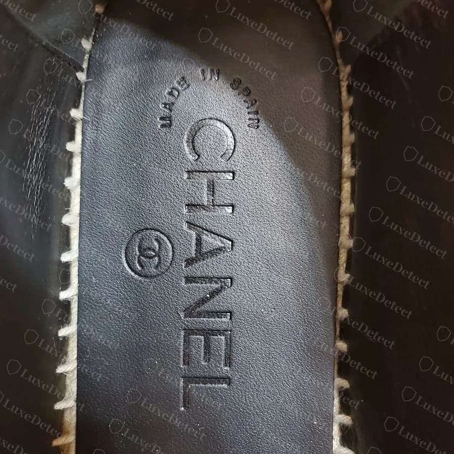 Plantilla de alpargata Chanel original con un arco MADE IN SPAIN sobre la palabra CHANEL y el círculo con el CC