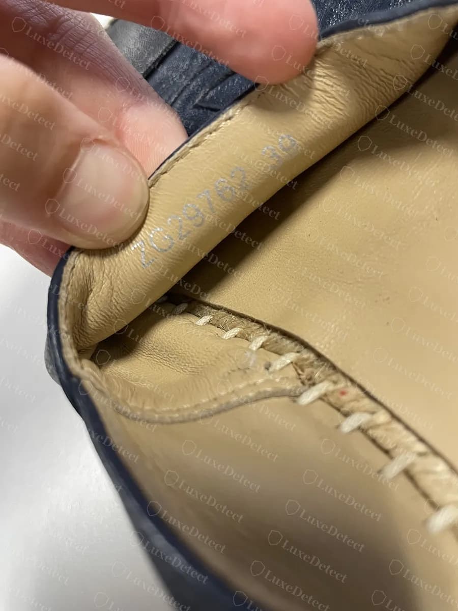 Código del forro de una alpargata Chanel original que dice ZG29762 39 en tinta plateada, un par original que sí lleva talla
