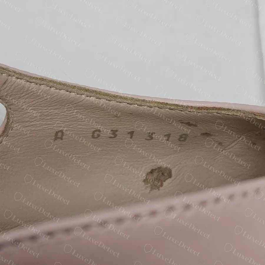 Codice della fodera di uno slingback Chanel originale con la scritta A G31318, una lettera, uno spazio e il riferimento