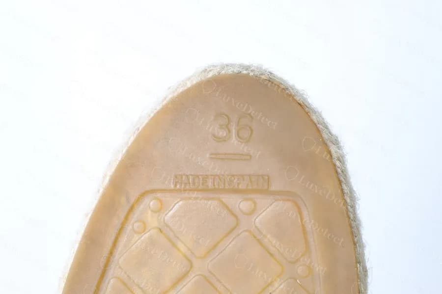 Suela de alpargata Chanel original con la talla 36 sobre MADE IN SPAIN en la puntera del panel de la suela