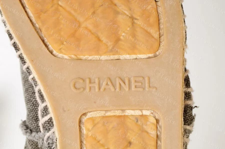 Suola di un’espadrilla Chanel originale in tela grigia con la stessa finestra a bordo di iuta attorno a ciascun pannello del battistrada, quindi la disposizione da sola non è un indizio