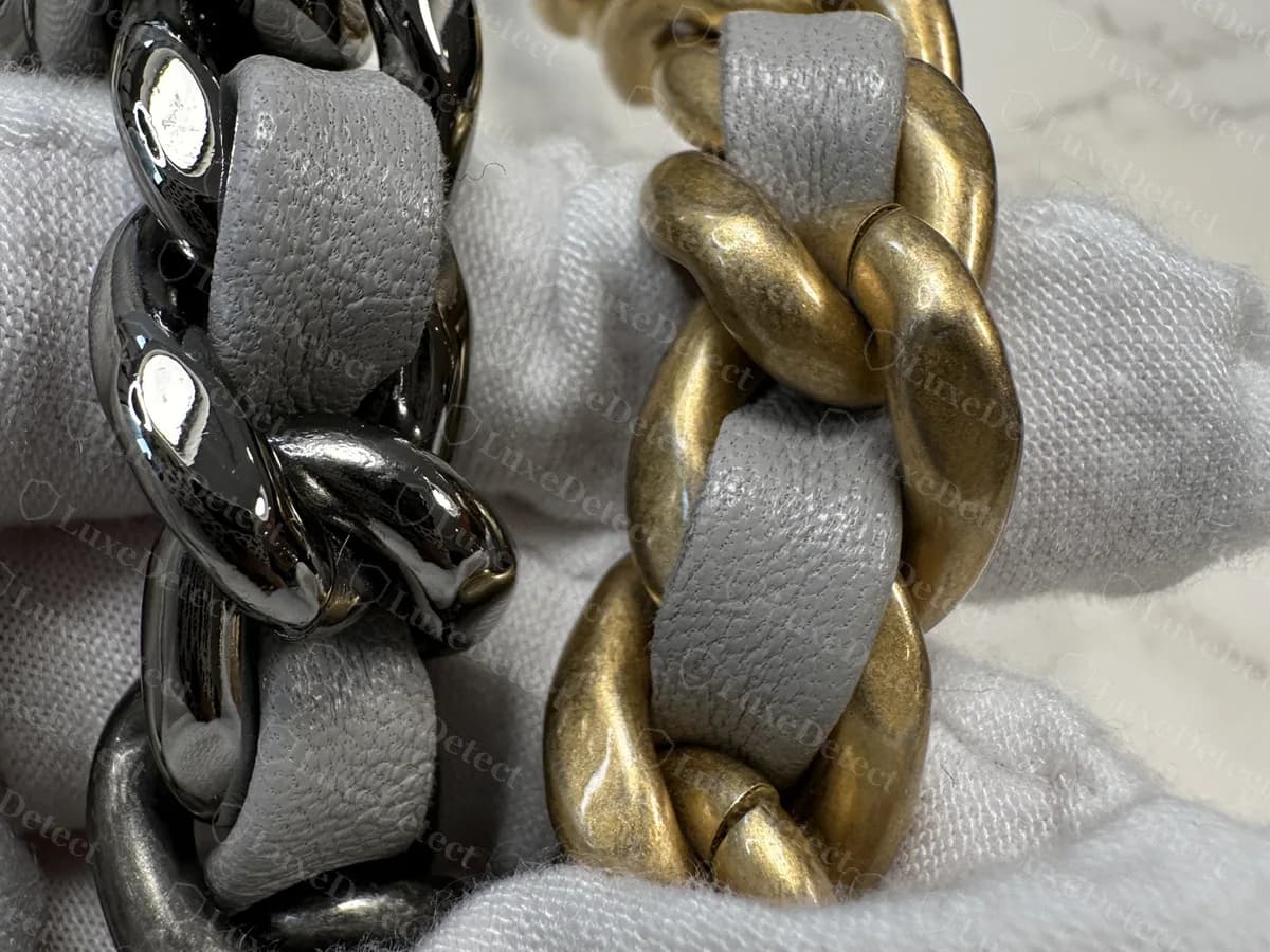 Dos tramos de cadena original de Chanel 19 uno junto al otro: uno en rutenio oscuro y otro en tono dorado envejecido, ambos con piel gris pasada por los eslabones