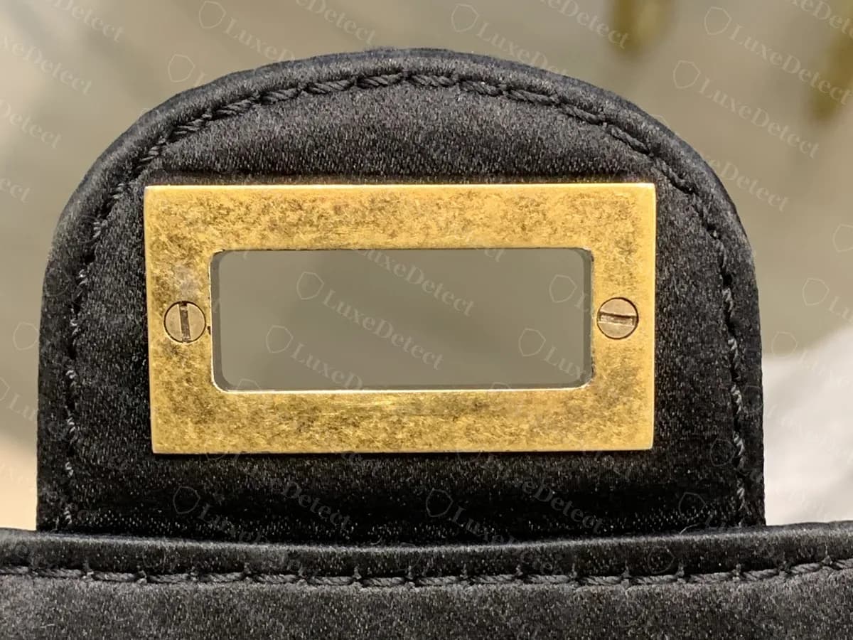 Chanel 2.55 original de satén con la placa interior del cierre en dorado envejecido, una ventana sin letras y dos tornillos de ranura