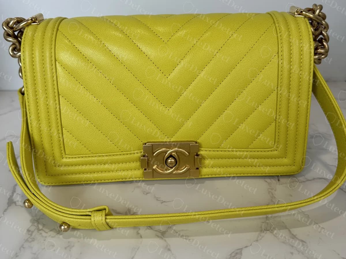 Boy Bag Chevron amarillo original con correa: acolchado en forma de V en la solapa, líneas de borde en relieve, cierre y cadena en tono dorado