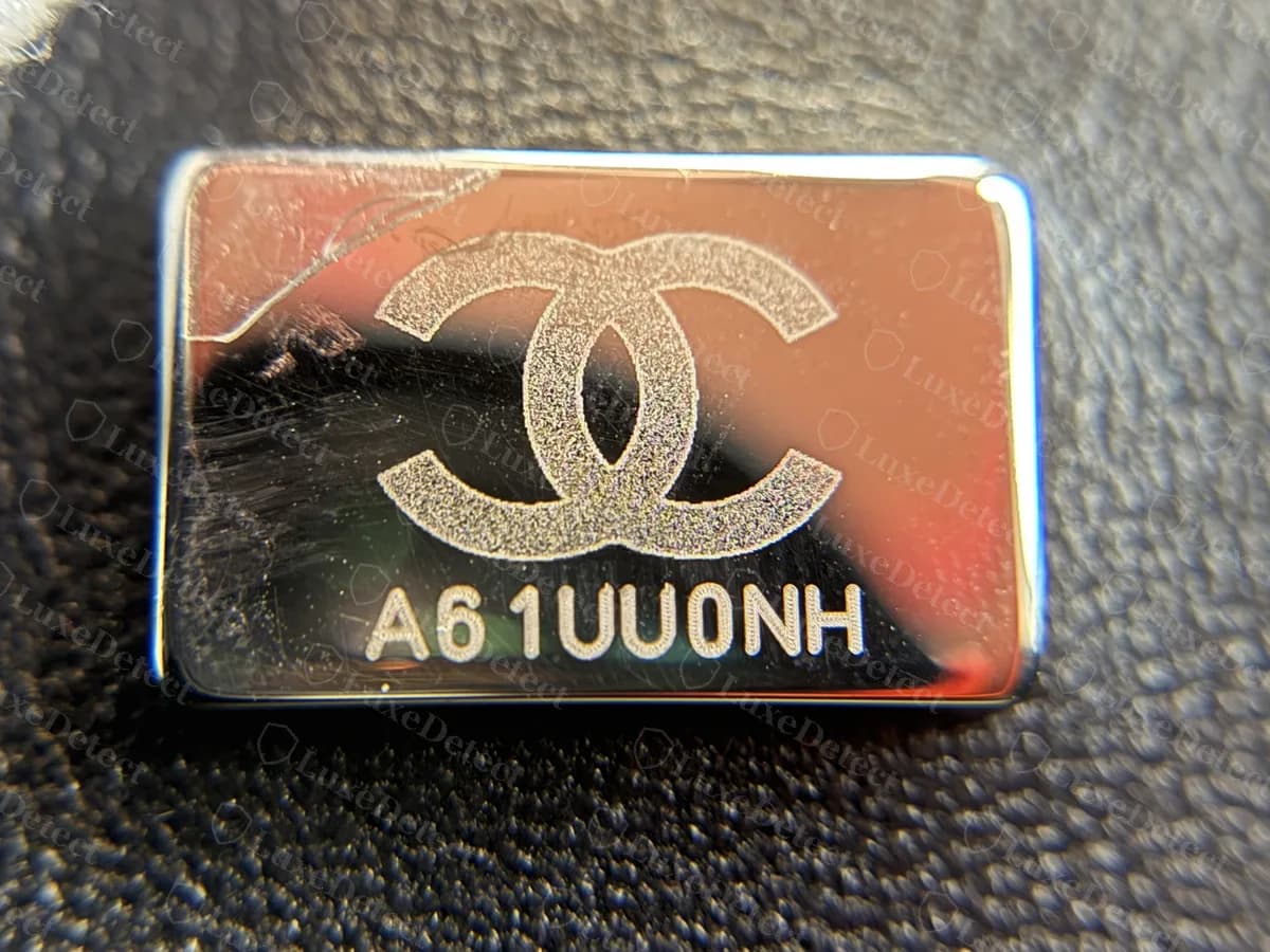 Plaque argentée authentique sur la doublure intérieure d'un Boy ruthénium récent : le logo CC au-dessus du code à 8 caractères A61UU0NH