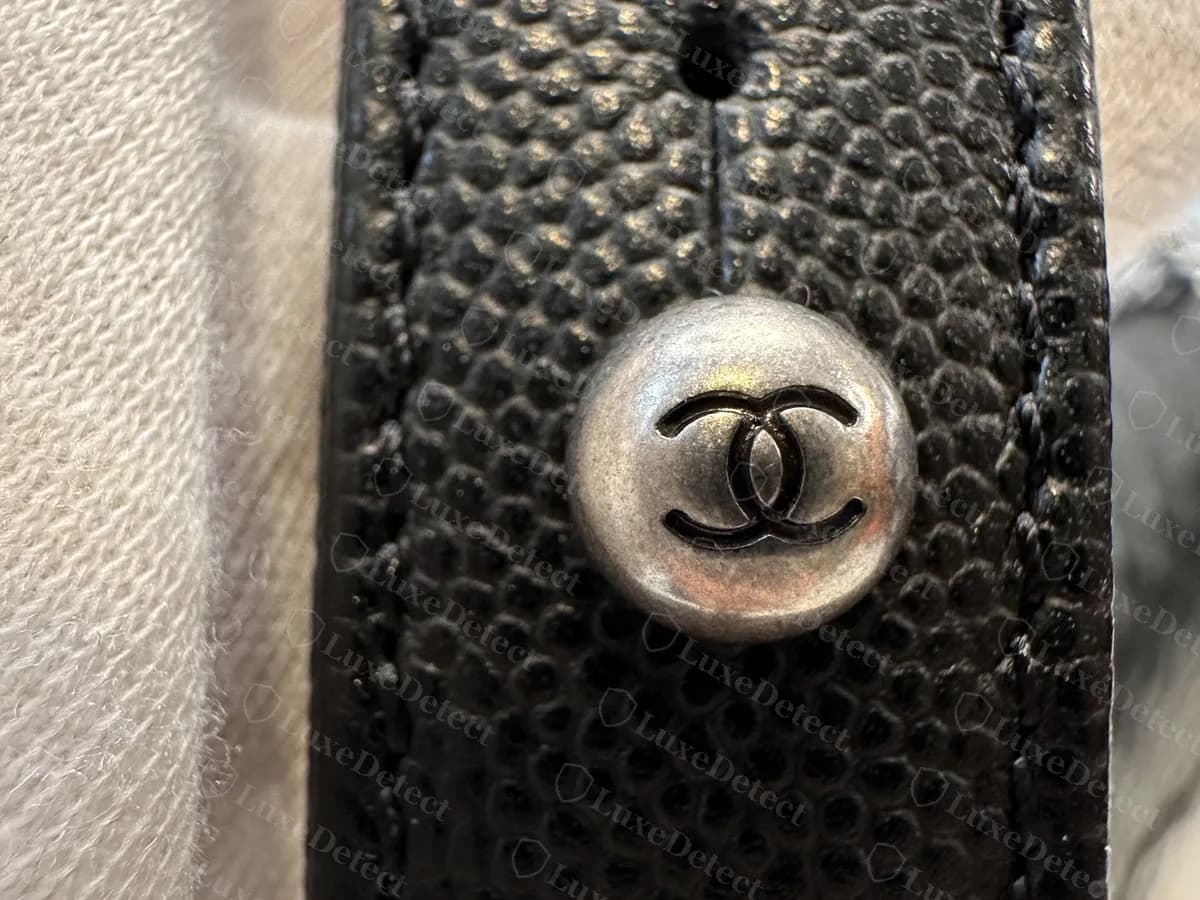 Bandoulière en cuir d'un Boy authentique en caviar noir, avec un bouton-pression rond argenté embossé des CC entrelacés