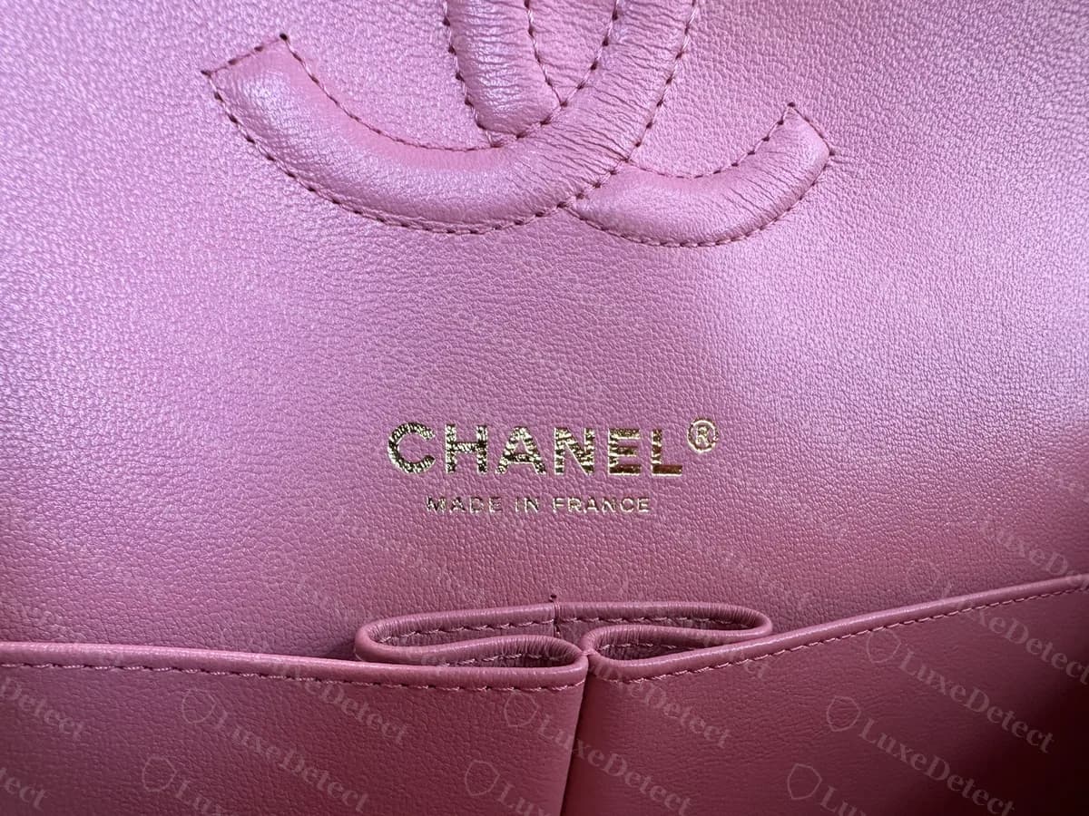 Classic Flap medium original de piel caviar con forro rosa: CHANEL y MADE IN FRANCE estampados en dorado, con una CC cosida en el bolsillo de la solapa encima