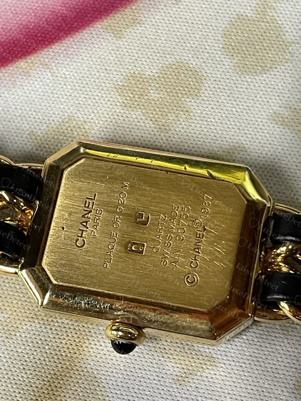 Un fondo de caja original del Première para comparar: "CHANEL / PARIS / PLAQUE OR G 20M / QUARTZ / SWISS MADE / A.N. 90755 / © CHANEL® 1987."