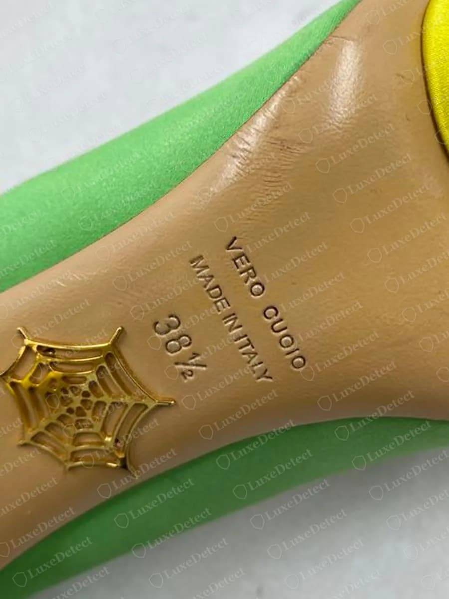 Echte Charlotte-Olympia-Ledersohle mit den Stempeln VERO CUOIO, MADE IN ITALY und 38 1/2, mit einem goldenen Spinnennetz-Emblem im Leder unter dem Text