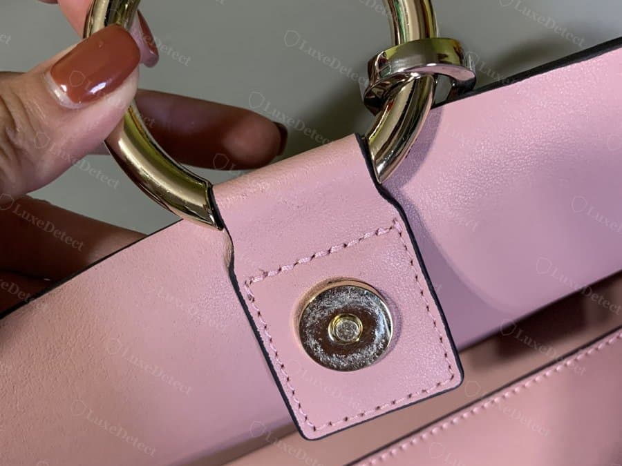 A Faye-style clasp where the carabiner has not been finished in the contrasting silver tone