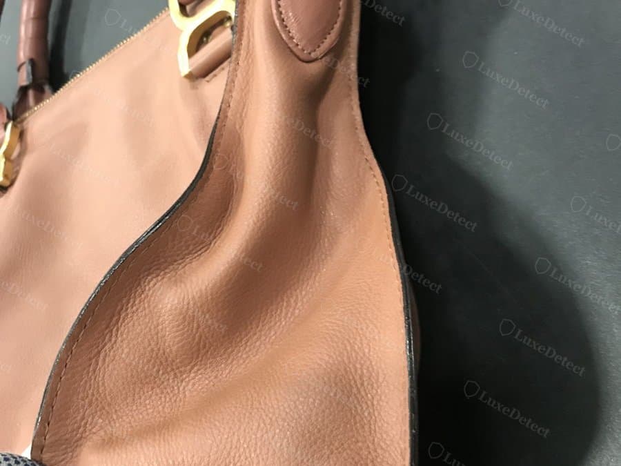 Echtes Chloé-Leder — weiche Narbung, saubere Kantenfarbe ohne Übertritt auf die Oberfläche