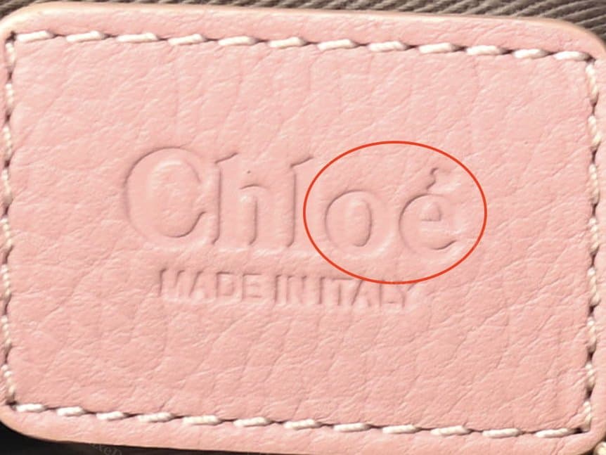Un ejemplo de placa en el que el acento merece una mirada más atenta: un grabado irregular como este debe llevarte a examinar con más cuidado el resto del bolso, no servir por sí solo como veredicto