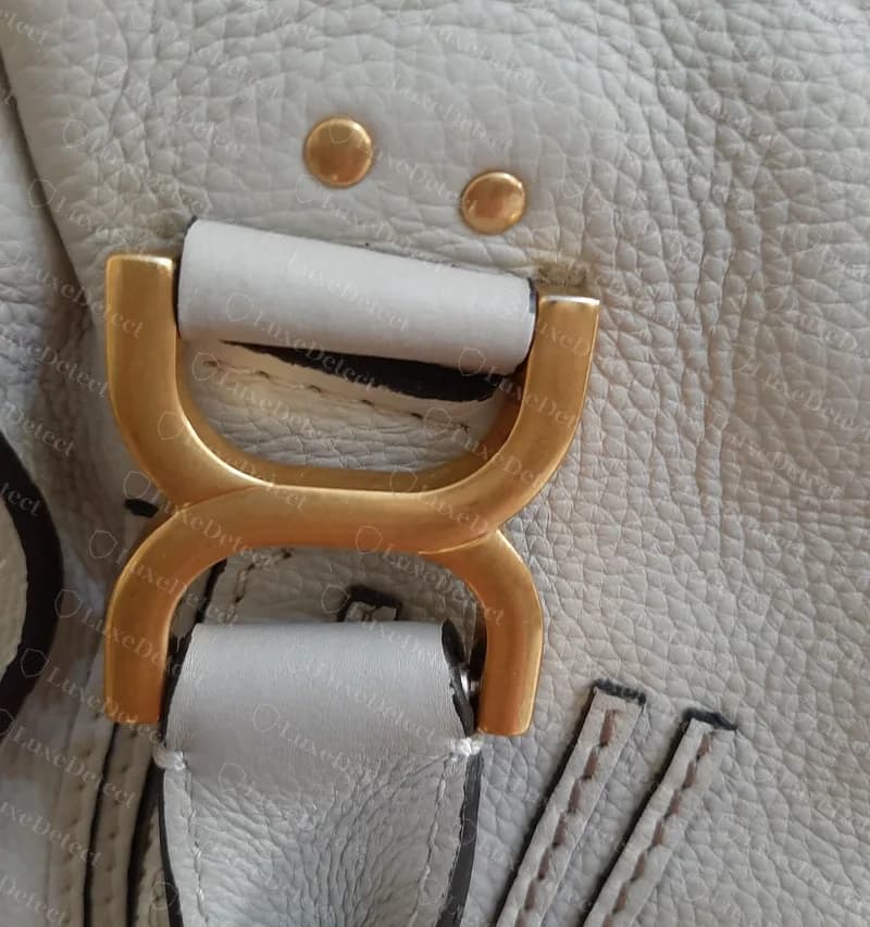 Étrier de poignée de cabas Marcie authentique en métal doré, avec les deux petits rivets au-dessus, sur cuir gris grainé