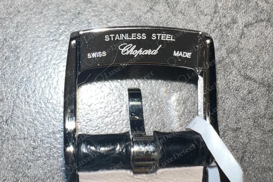 Echte polierte Chopard-Dornschließe aus Stahl, graviert mit STAINLESS STEEL über dem Chopard-Schriftzug, mit SWISS links und MADE rechts