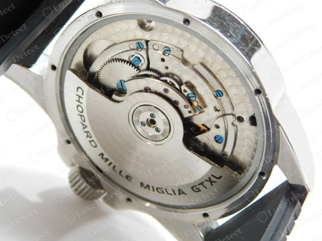 Echte Chopard Mille Miglia GTXL, durch den Sichtboden gesehen, mit CHOPARD MILLE MIGLIA GTXL in einer Kurve um den Rand des Rotors graviert und blauen Schrauben am Werk