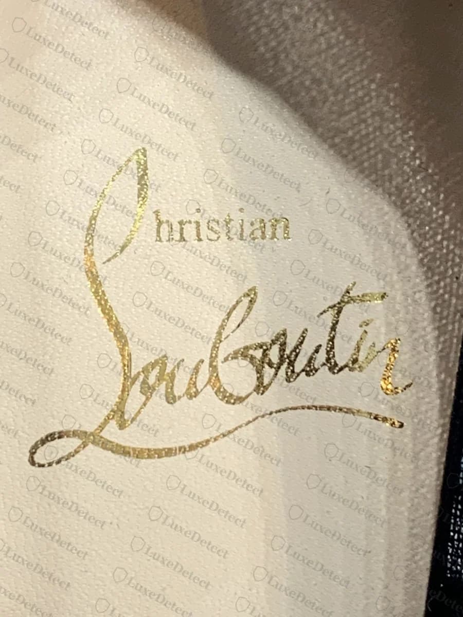 Logo genuino de la plantilla de Christian Louboutin de nuestro archivo: una fina letra cursiva en foil dorado con una línea delgada y fluida en "Christian" y un largo trazo de subrayado uniforme