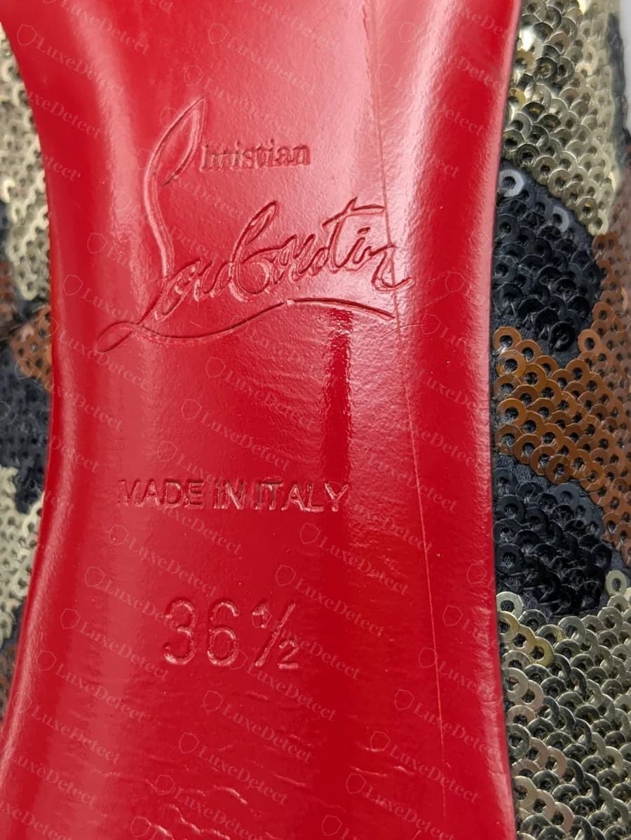 Sello genuino en la suela de Louboutin de nuestro archivo: la firma sobre "MADE IN ITALY" y la talla "36½", con la media talla escrita como fracción