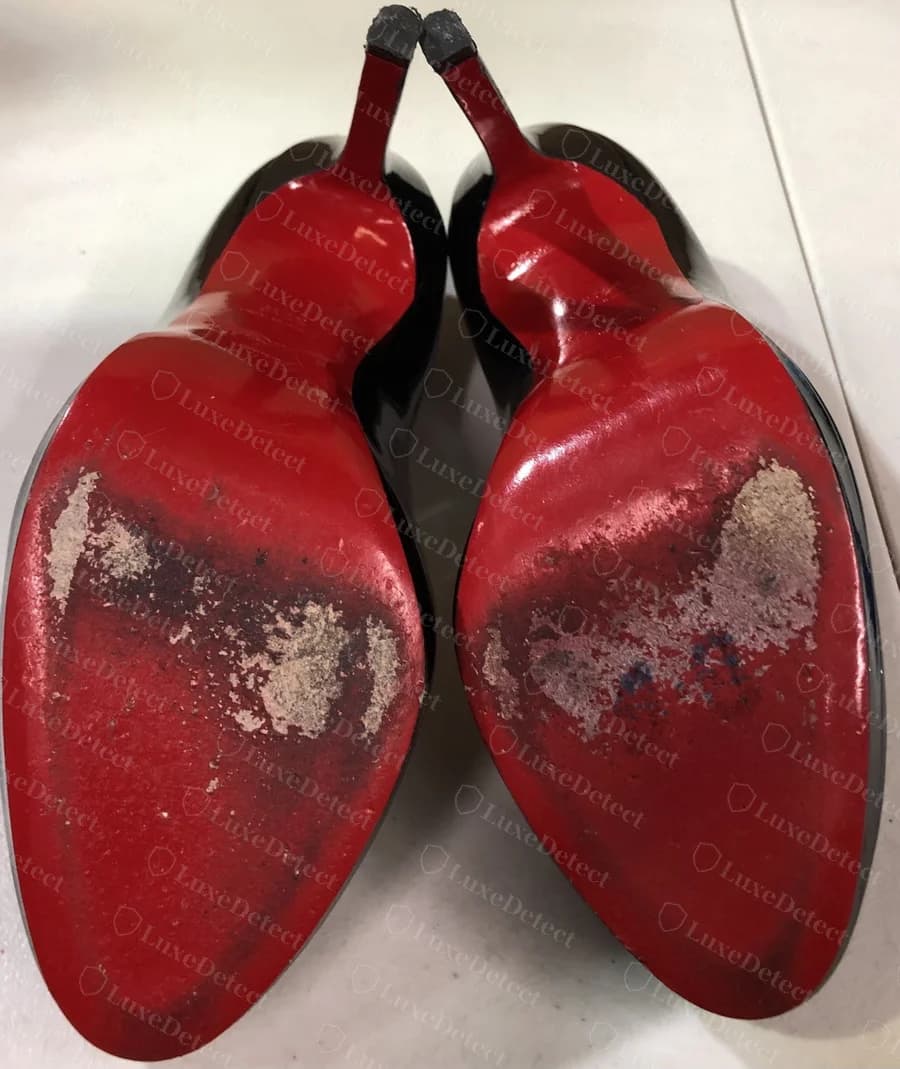 Echte Louboutin-Plateaupumps aus unserem Archiv: Der rote Lack ist am Ballen jeder Sohle bis auf das helle Leder abgetragen, das normale Abnutzungsbild bei einem Paar, das getragen wurde