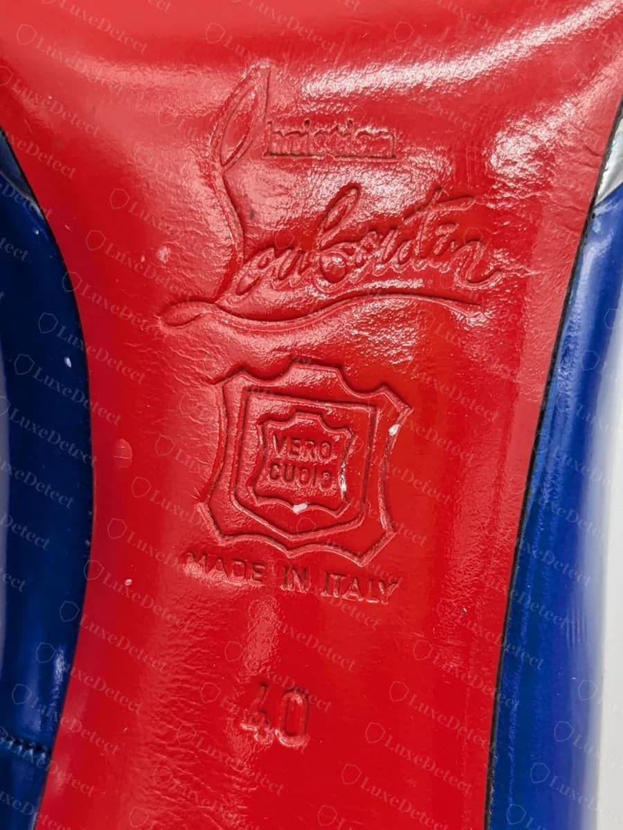 Salón antiguo genuino de Louboutin de nuestro archivo: la firma sobre un escudo "VERO CUOIO" de piel de vacuno en relieve, luego "MADE IN ITALY" y la talla 40