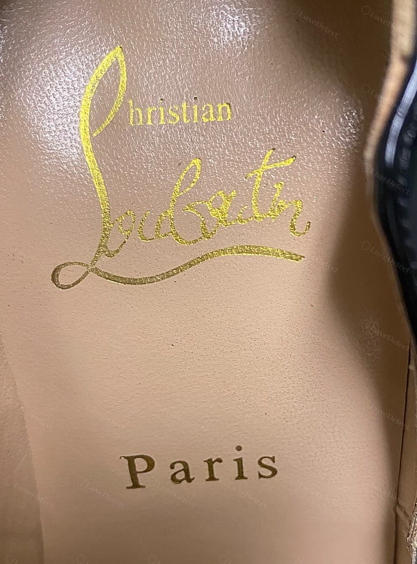 Logo falso de la plantilla de Christian Louboutin: una letra cursiva "Christian Louboutin / Paris" brillante y con un foil marcado. En este falso confirmado el foil es limpio y legible; un logo dorado nítido por sí solo no confirma nada, porque es la marca más fácil de reproducir en el zapato