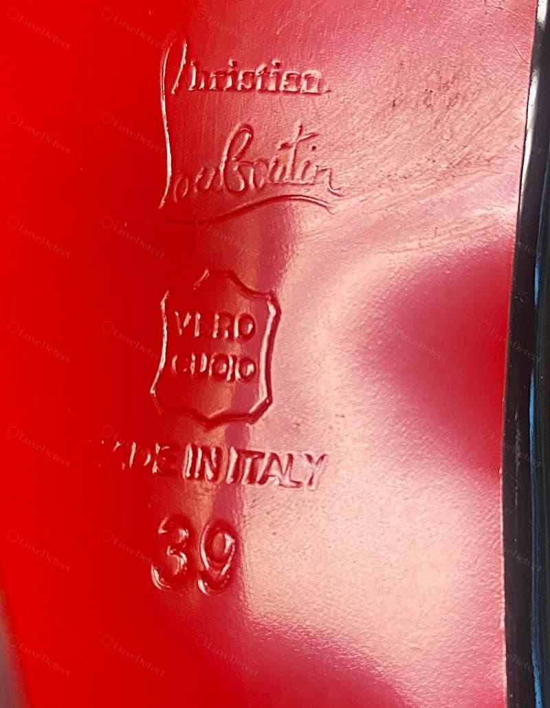 Gefälschter Christian-Louboutin-Absatzstempel — eine klumpige, ungleichmäßige Signatur "Christian Louboutin" mit doppeltem Geisterschlag, ein klumpiges, verformtes "VERO CUOIO"-Schild und "MADE IN ITALY"-Buchstaben, die über einer aufgeblähten Größenzahl ineinanderlaufen
