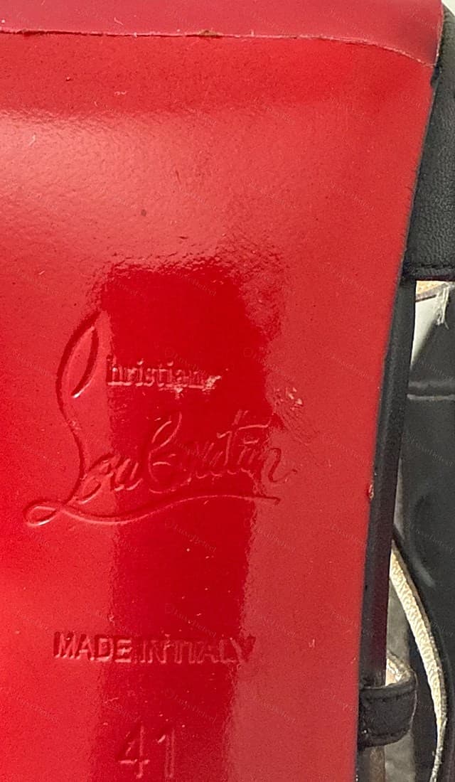 Echter Christian-Louboutin-Absatzstempel — eine feine, leicht eingeprägte Schrift "Christian Louboutin" über einem sauber abgesetzten "MADE IN ITALY" und der EU-Größe, gleichmäßig in den roten Lack gepresst, ohne Randemblem