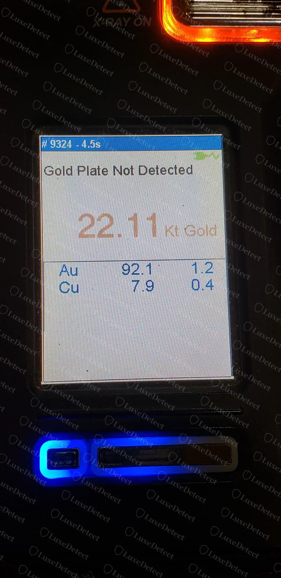 Contraffatto: la lettura di un analizzatore di metalli XRF su un ciondolo in oro 22 carati Chrome Hearts falso, che mostra circa 22 carati d’oro senza placcatura rilevata, la prova che il metallo era vero mentre il ciondolo no