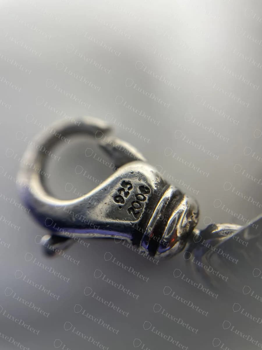 Original: el cierre de mosquetón de una pulsera paper chain genuina de Chrome Hearts, un cuerpo de cierre fundido y esculpido con .925 y un año, con ranuras oxidadas profundas en la base