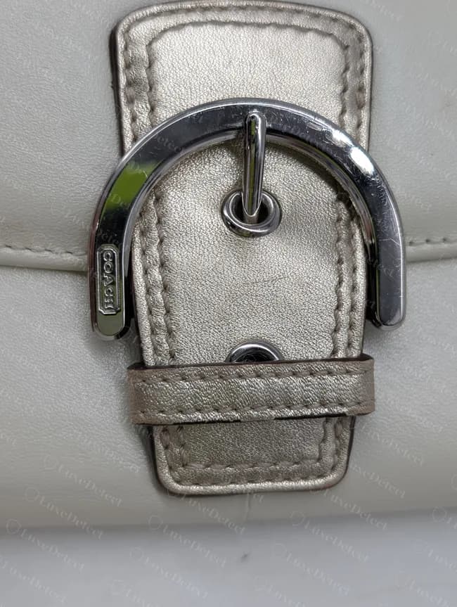 Carteira Coach mais antiga de três dobras: COACH gravado na vertical na moldura polida da fivela
