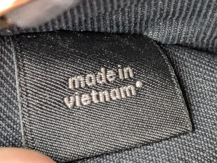 Modern Coach wallet: sewn made-in label in lowercase with a dot after the country