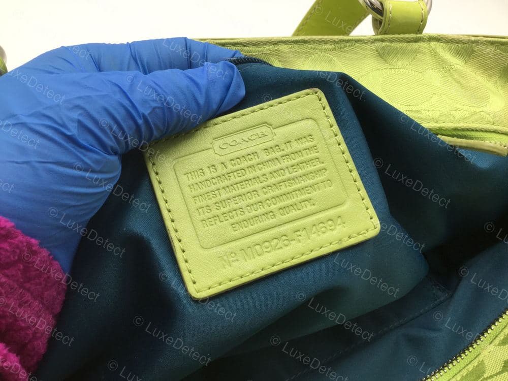 Echtes Coach-Creed-Etikett – tief und gleichmäßig geprägt, „No M0926-F1 4894“ an jedem Zeichen lesbar: Dezember 2009, Fabrik 26, Outlet-Style F14894, das Präfix „F“ kennzeichnet ein Factory-Outlet-Stück