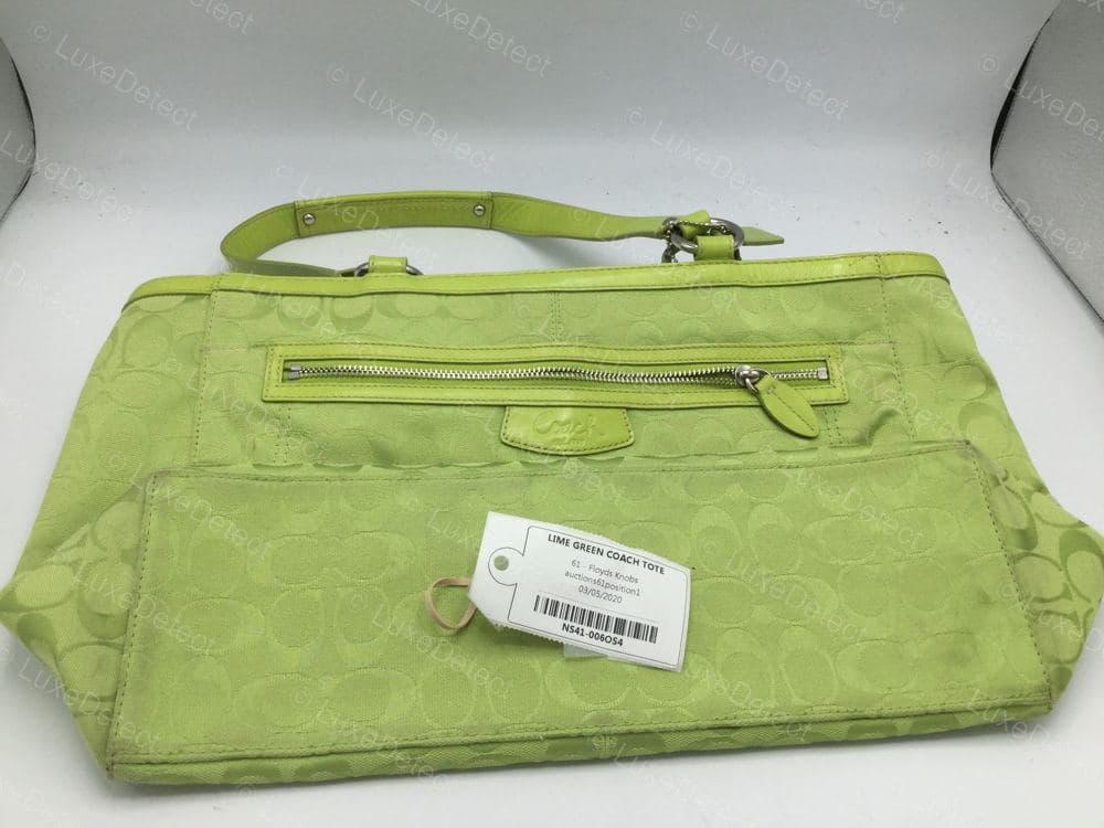 Echtes Coach-Signature-Canvas – das ineinandergreifende C-Muster setzt sich sauber über die Naht des vorderen Reißverschlussfachs fort, mit einem tonigen Coach-Lederpatch am Ansatz des Reißverschlusses