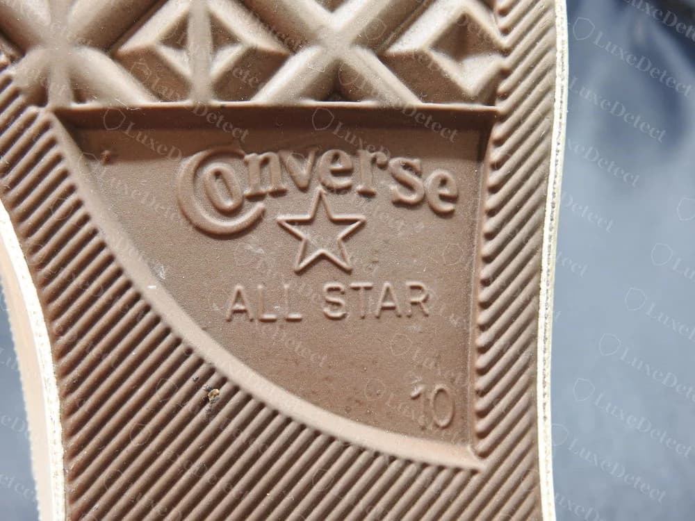 Placa de la suela genuina de las CDG PLAY x Converse en relieve con Converse, una estrella y ALL STAR, con la talla 10 moldeada, sobre una suela con dibujo de rombos