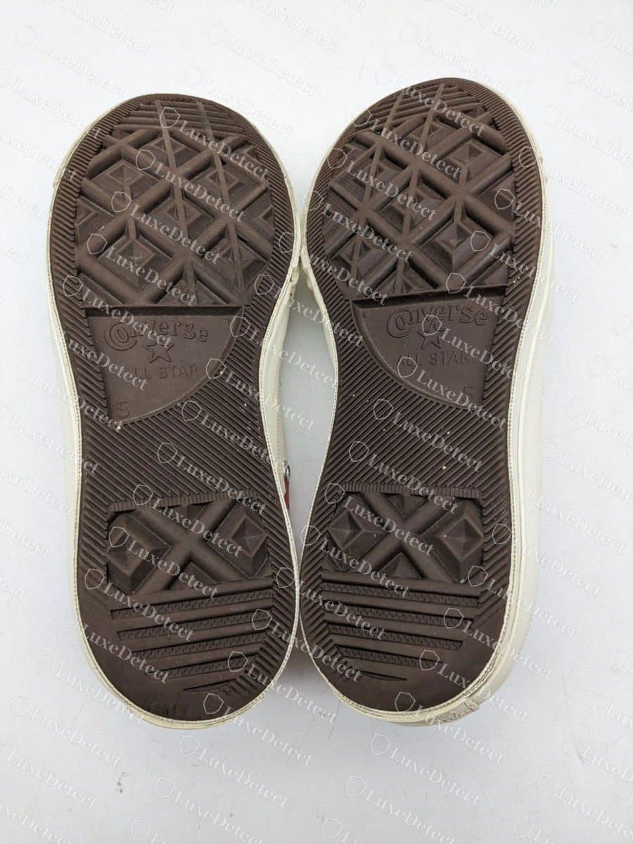 Gefälschter Comme des Garçons Play x Chuck 70 Ox, Ansicht der Laufsohle: das Rautenprofil und die Converse-All-Star-Logoplatte an der Ferse
