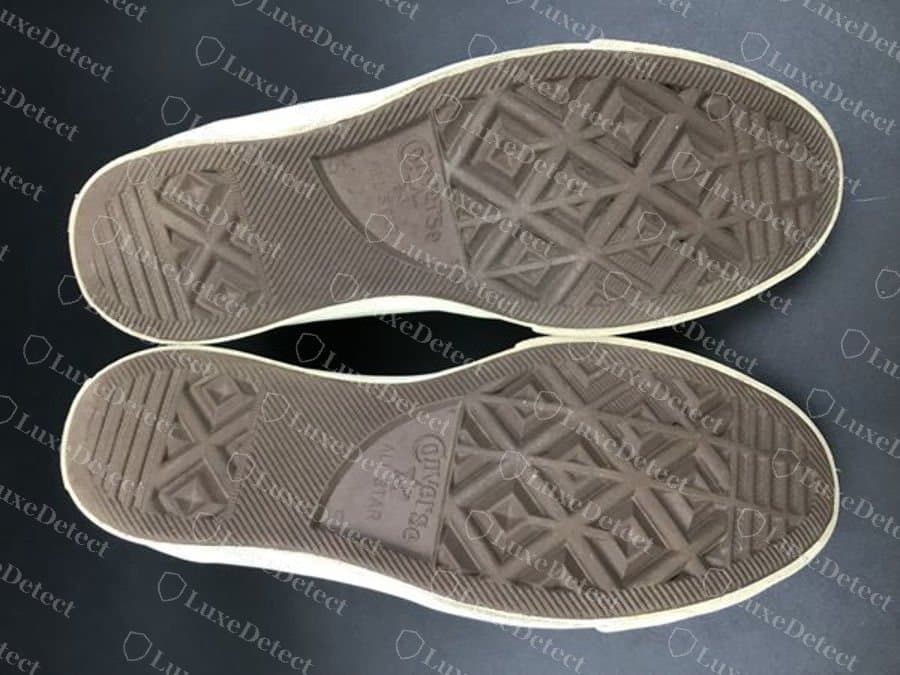 Comme des Garçons Play x Chuck 70 Ox autentica, vista della suola: il battistrada a diamanti e la placca con il logo Converse All Star sul tallone