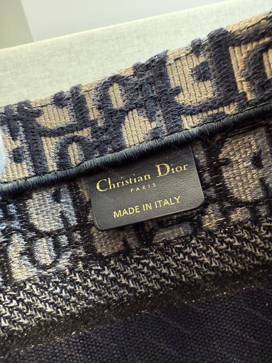 Counterfeit canvas from our archive at the same magnification. The weave density is a close match to authentic examples.